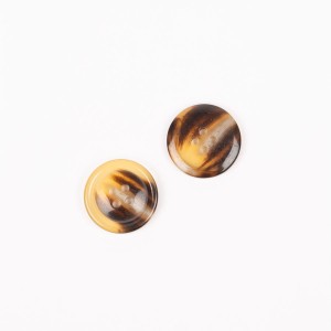 Guzik 709 imitacja rogu (karmel) 18mm