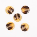 Guzik 709 imitacja rogu (karmel) 18mm