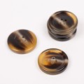 Guzik 710 imitacja rogu (karmel) 23mm