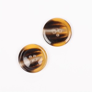 Guzik 711 imitacja rogu (karmel) 25mm