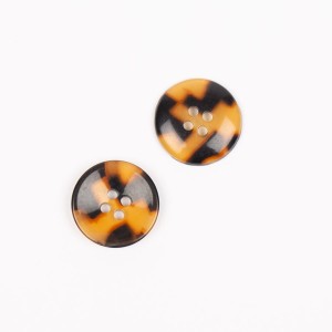 Guzik 715 imitacja rogu (skorupa żółwia) 20mm