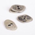 Guzik 534 podłużny koloru srebrnego rozm. 20 mm