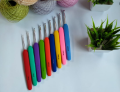 Szydełka Waves srebrne z kolorową rączką KNITPRO